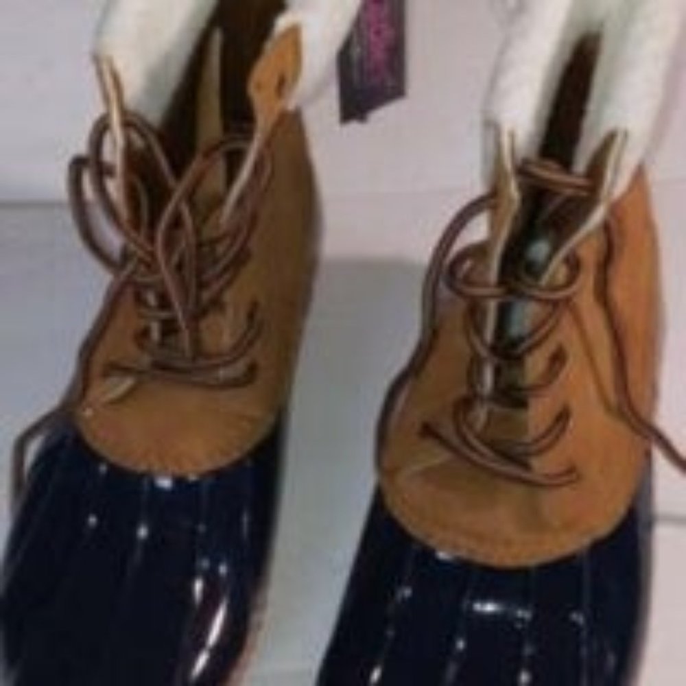 NEW Ladies Duck Boots size 8 Brand new Nice!!